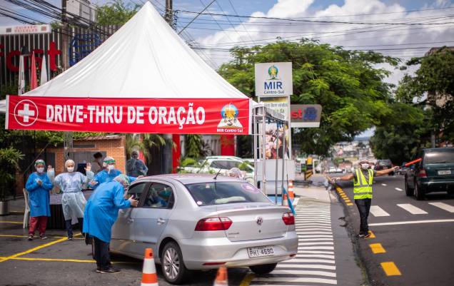 Manaus 09/05/2020 - Cenas de pessoas recebendo oração no em formato “drive-thru” de religiosos da Igreja Evangélica da Visão Celular M12, MIR Centro Sul na cidade Manaus-AM. Foto Jonne Roriz/Veja Manaus 09/05/2020 - Cenas de pessoas recebendo oração no em formato “drive-thru” de religiosos da Igreja Evangélica da Visão Celular M12, MIR Centro Sul na cidade Manaus-AM. Foto Jonne Roriz/Veja