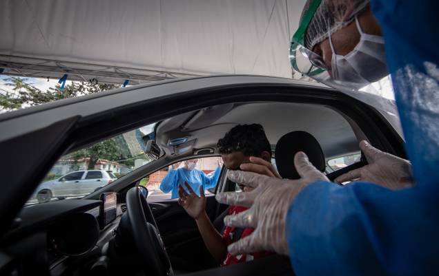 Manaus 09/05/2020 - Cenas de pessoas recebendo oração no em formato “drive-thru” de religiosos da Igreja Evangélica da Visão Celular M12, MIR Centro Sul na cidade Manaus-AM. Foto Jonne Roriz/Veja Manaus 09/05/2020 - Cenas de pessoas recebendo oração no em formato “drive-thru” de religiosos da Igreja Evangélica da Visão Celular M12, MIR Centro Sul na cidade Manaus-AM. Foto Jonne Roriz/Veja