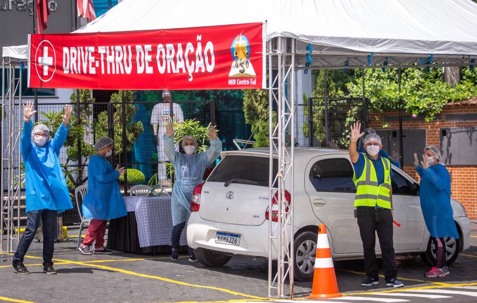 Manaus 09/05/2020 - Cenas de pessoas recebendo oração no em formato “drive-thru” de religiosos da Igreja Evangélica da Visão Celular M12, MIR Centro Sul na cidade Manaus-AM. Foto Jonne Roriz/Veja