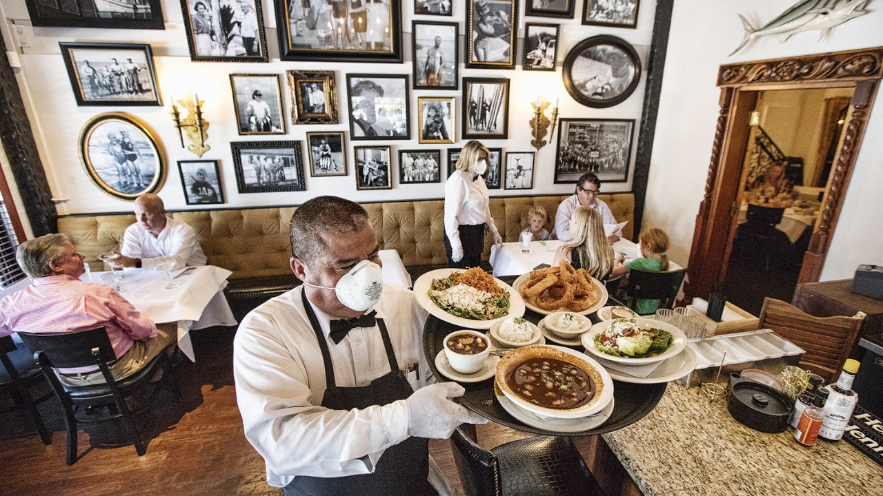 O RETORNO - Restaurante em Houston, Texas: máscaras, luvas e distância entre as mesas
