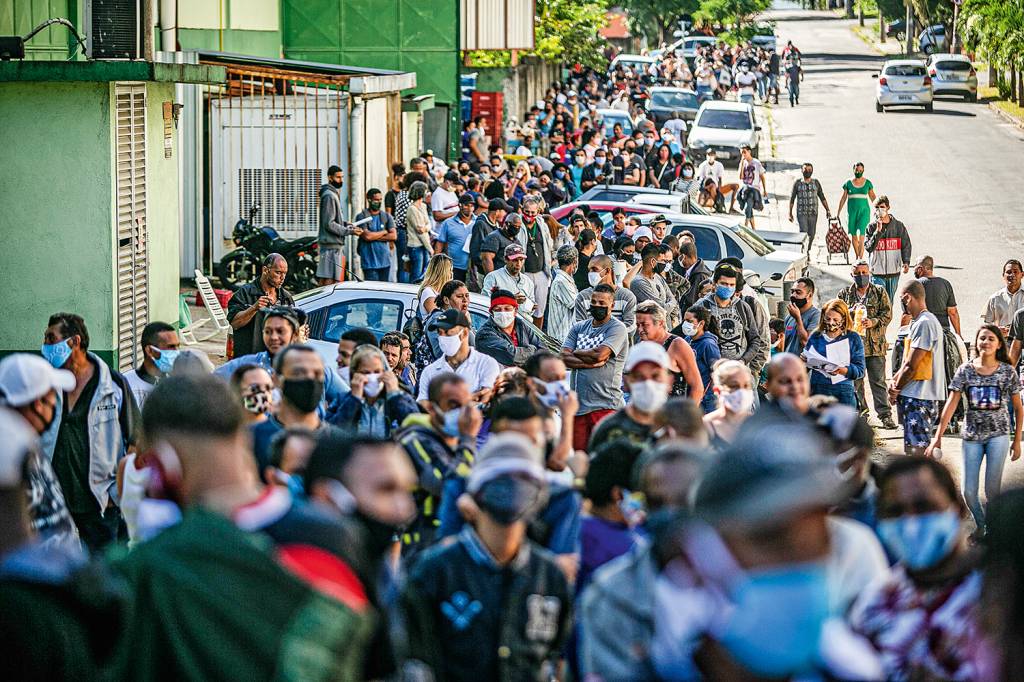 FILAS - Multidão em Campo Grande, no Rio de Janeiro: espera de horas na rua para sacar o "coronavoucher"