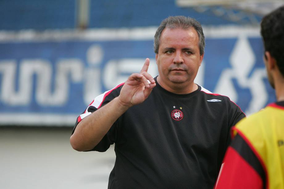 Vadão, técnico do Atlético, durante jogo contra o Grêmio pelo Campeonato Brasileiro 2006, no Estádio Centenário.