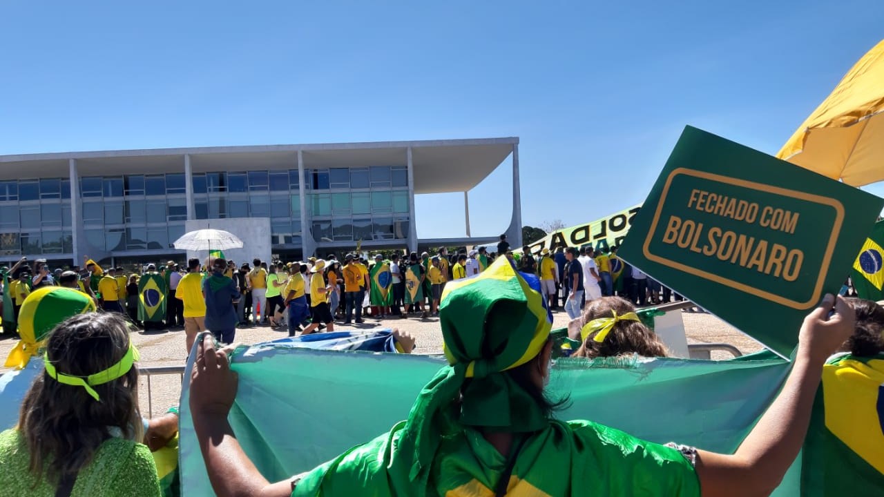 Manifestantes na Praça dos Três Poderes, em Brasília