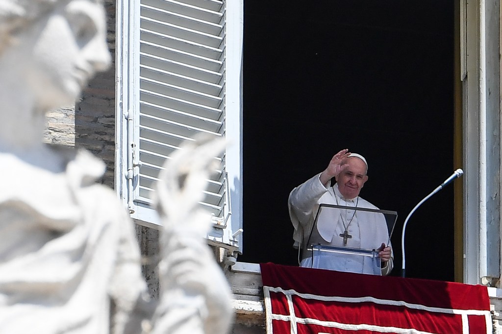 O Papa Francisco acena para a multidão da janela do palácio apostólico com vista para a praça de São Pedro durante a oração do Angelus de domingo, em 7 de junho de 2020, no Vaticano. (Foto de Andreas SOLARO / AFP)