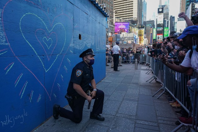 Um policial de Nova York se ajoelha durante uma manifestação na Times Square - 31/05/2020