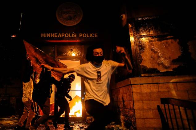 Manifestantes reagem ao atearem fogo à entrada de uma delegacia de polícia, em Minneapolis, Minnesota - 28/05/2020 Manifestantes reagem ao atearem fogo à entrada de uma delegacia de polícia, em Minneapolis, Minnesota - 28/05/2020