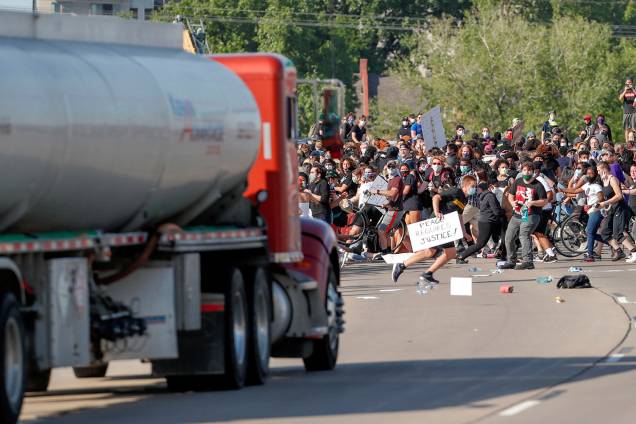 Um caminhão-tanque avança contra manifestantes que marcham na Rodovia Norte durante um protesto, em Minneapolis - 31/05/2020