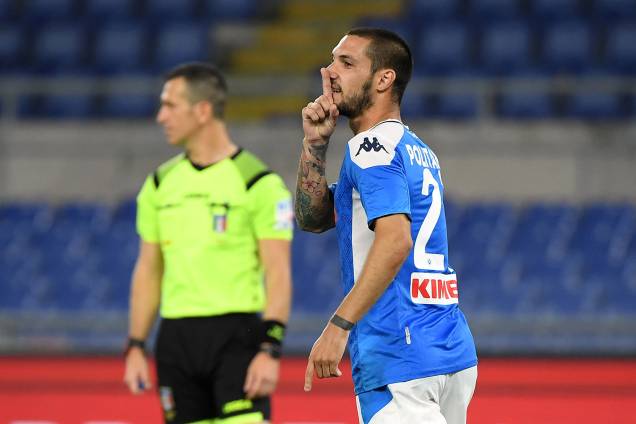 Matteo Politano, do Napoli, provoca ao marcar seu gol de pênalti