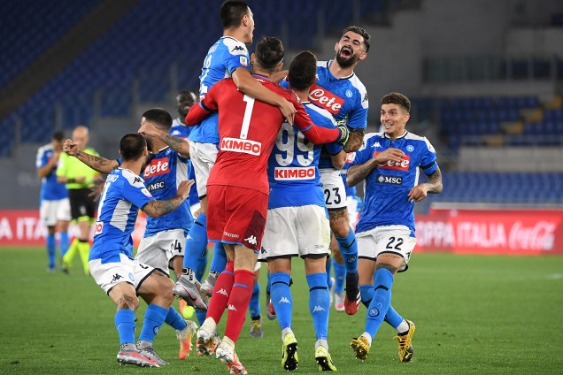 Os jogadores do Napoli comemoram a conquista do título nos pênaltis