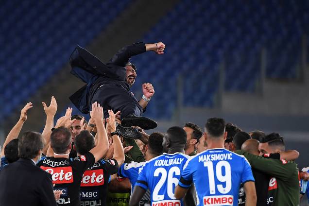 O técnico do Napoli, Gennaro Gattuso, é jogado pelos jogadores em comemoração do título