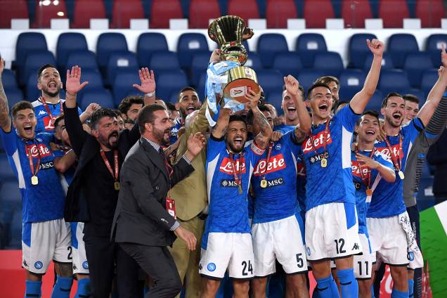 Lorenzo Insigne, do Napoli, levanta o troféu de campeão da Copa Itália