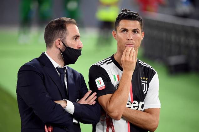 Cristiano Ronaldo e Gonzalo Higuain desanimados após a perda do título da Juventus