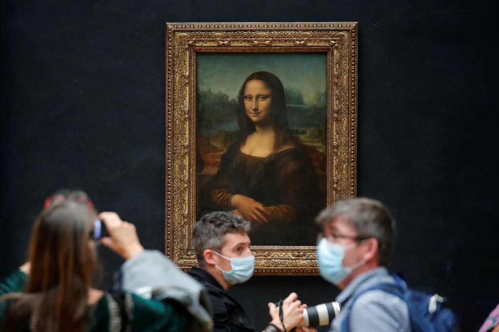 Fotógrafos da imprensa registram a 'Mona Lisa', no Museu do Louvre, em Paris, enquanto a instituição se prepara para reabrir ao público