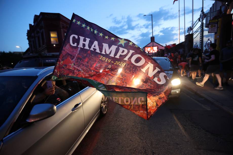 Os torcedores do Liverpool comemoram nas ruas o título da Premier League
