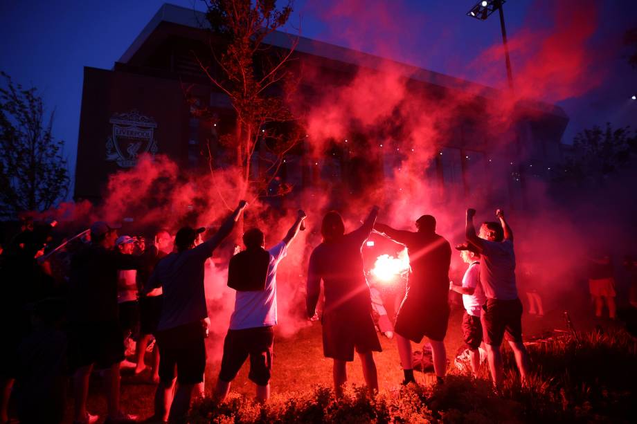 Os torcedores do Liverpool comemoram nas ruas o título da Premier League