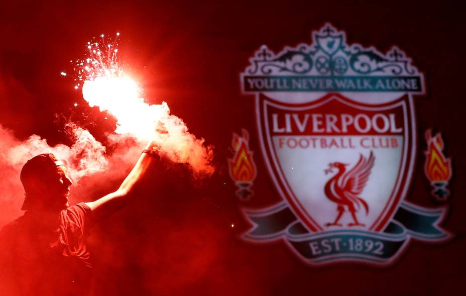 Os torcedores do Liverpool comemoram nas ruas o título da Premier League