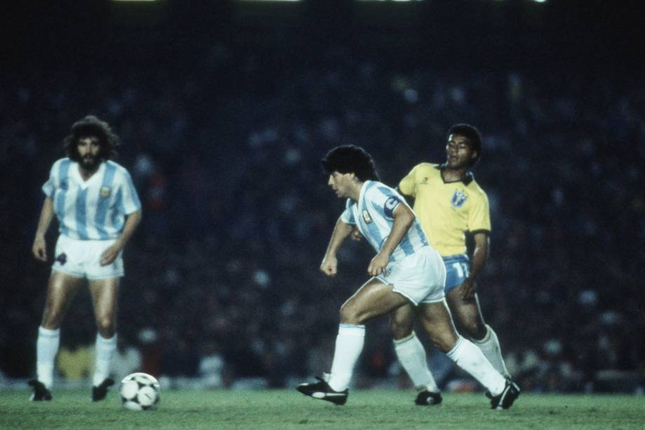 Maradona e Romario durante Brasil x Argentina em partida válida pela Copa América de 1989 -