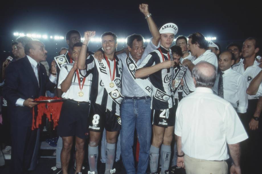 Jogadores do Botafogo comemorando conquista da Taça Conmebol, após vencer o Peñarol, em 1993