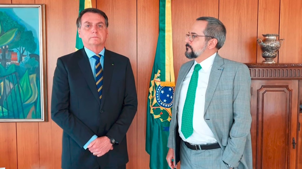 O presidente Jair Bolsonaro e Abraham Weintraub, durante anúncio da saída do ministro do cargo