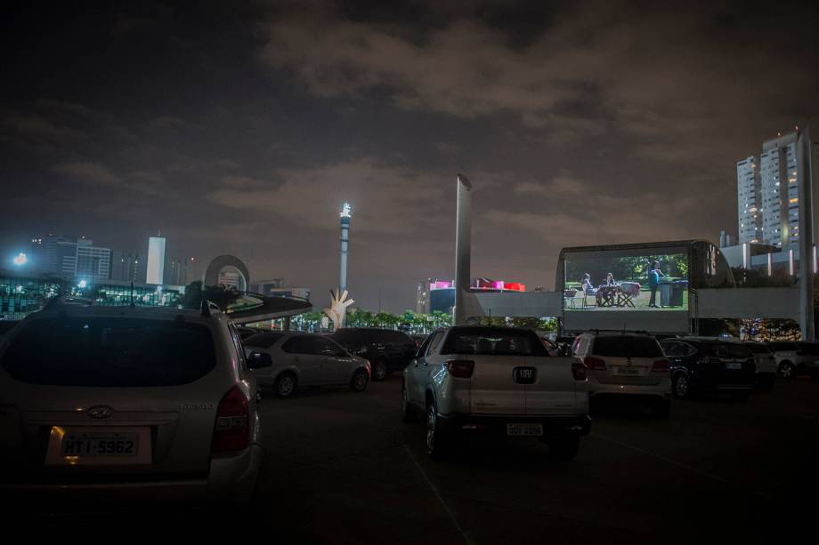 Sessão de cinema ao ar livre "Belas Artes Drive-in" realizada no Memorial da América Latina, em São Paulo Sessão de cinema ao ar livre "Belas Artes Drive-in" realizada no Memorial da América Latina, em São Paulo