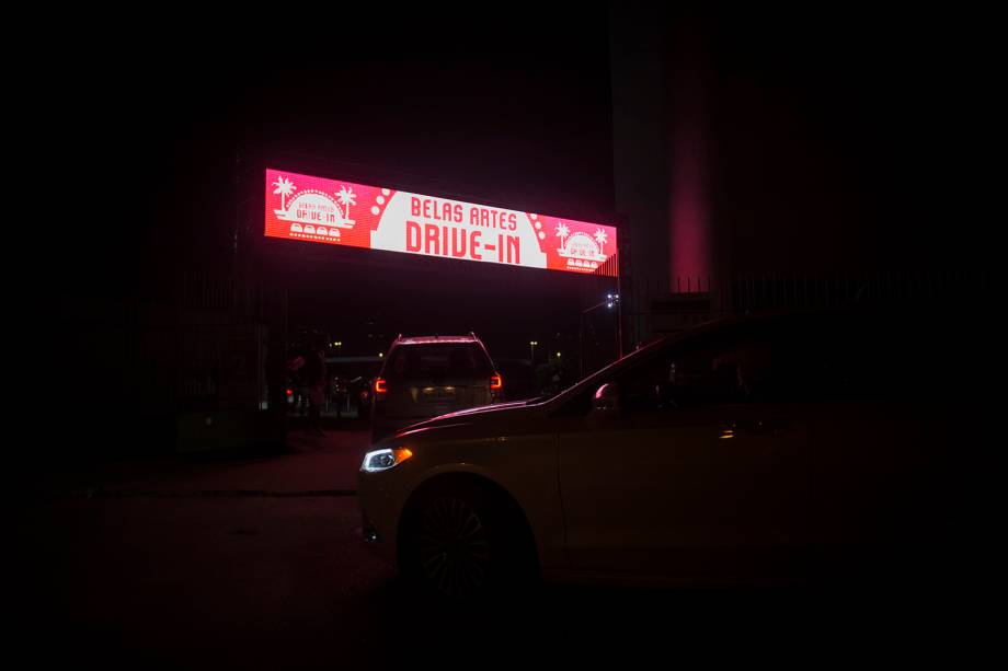 Em fila, os carros vão adentrando ao Memorial da América Latina para a sessão Em fila, os carros vão adentrando ao Memorial da América Latina para a sessão