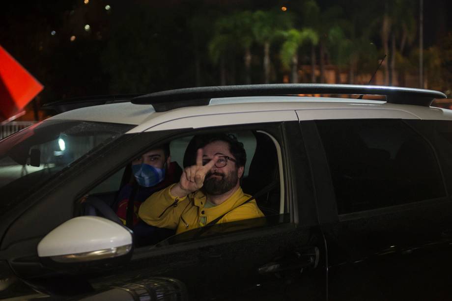 Primeiro, passam por um stand e sem sair do carro recebem o seu "kit alimentação" Primeiro, passam por um stand e sem sair do carro recebem o seu "kit alimentação"