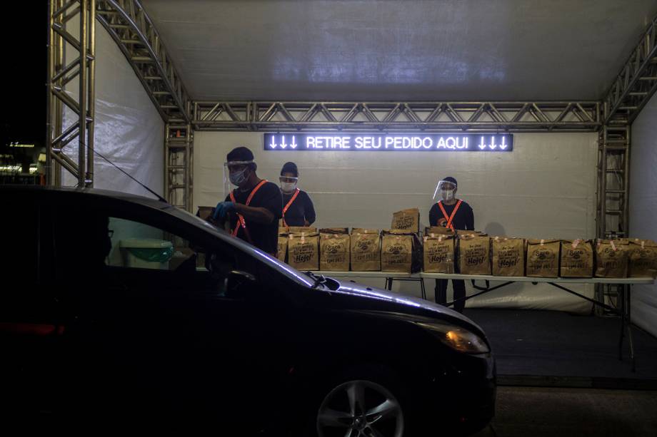 Uma bomboniere instalada no Memorial da América Latina fica responsável pelo "kit alimentação" para ser entregue ao público Uma bomboniere instalada no Memorial da América Latina fica responsável pelo "kit alimentação" para ser entregue ao público