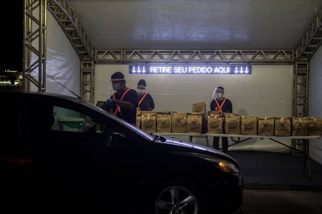 Uma bomboniere instalada no Memorial da América Latina fica responsável pelo "kit alimentação" para ser entregue ao público