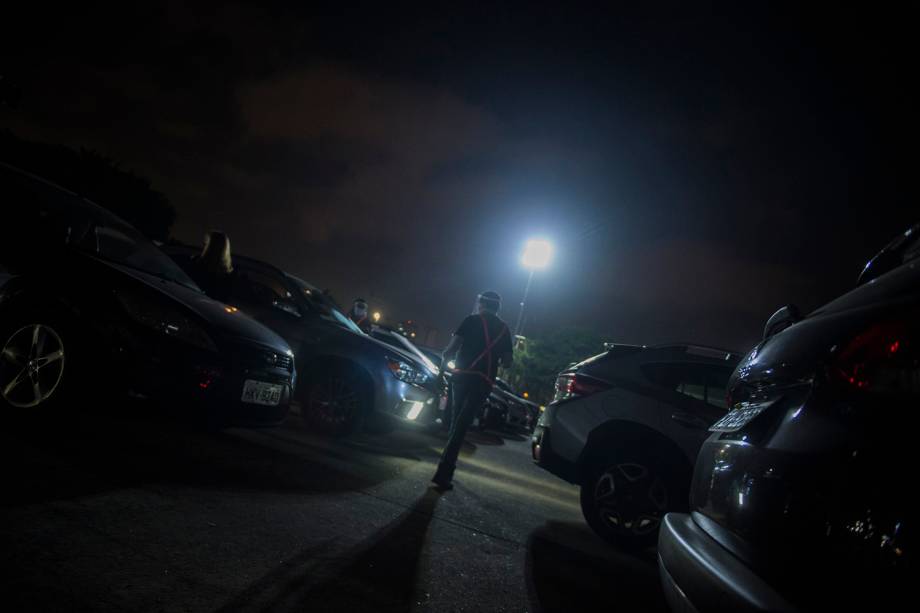 "Lanterninhas" andando entre os carros para ajudar em alguma solicitação "Lanterninhas" andando entre os carros para ajudar em alguma solicitação