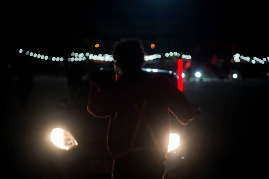 Rapaz utiliza led para orientar o público em qual vaga estacionar Rapaz utiliza led para orientar o público em qual vaga estacionar