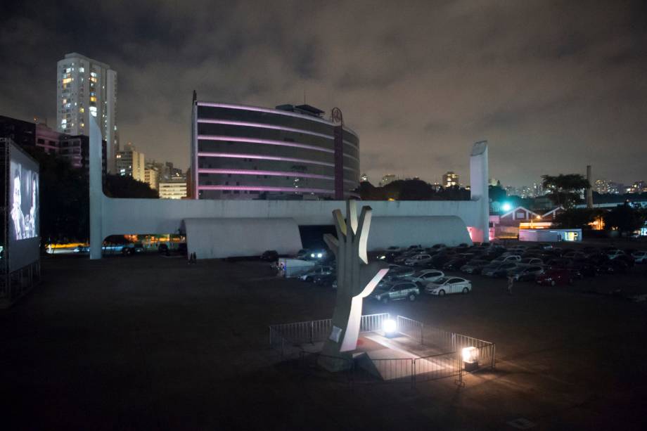 Sessão de cinema ao ar livre "Belas Artes Drive-in" realizada no Memorial da América Latina, em São Paulo Sessão de cinema ao ar livre "Belas Artes Drive-in" realizada no Memorial da América Latina, em São Paulo