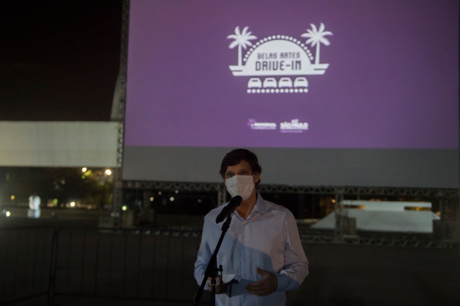 Sessão de cinema ao ar livre "Belas Artes Drive-in" realizada no Memorial da América Latina, em São Paulo