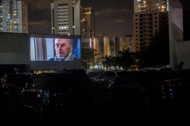 Sessão de cinema ao ar livre "Belas Artes Drive-in" realizada no Memorial da América Latina, em São Paulo