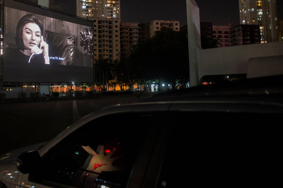 Sessão de cinema ao ar livre "Belas Artes Drive-in" realizada no Memorial da América Latina, em São Paulo