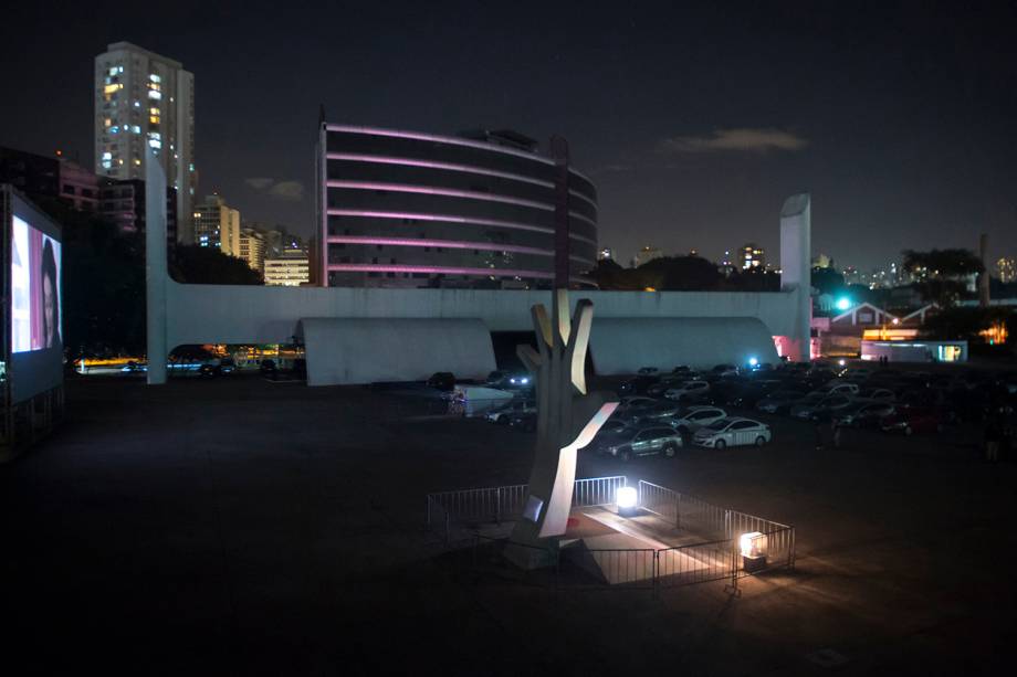 Sessão de cinema ao ar livre "Belas Artes Drive-in" realizada no Memorial da América Latina, em São Paulo Sessão de cinema ao ar livre "Belas Artes Drive-in" realizada no Memorial da América Latina, em São Paulo