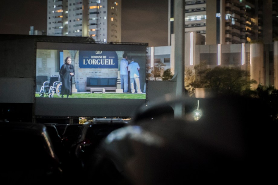 Sessão de cinema ao ar livre "Belas Artes Drive-in" realizada no Memorial da América Latina, em São Paulo