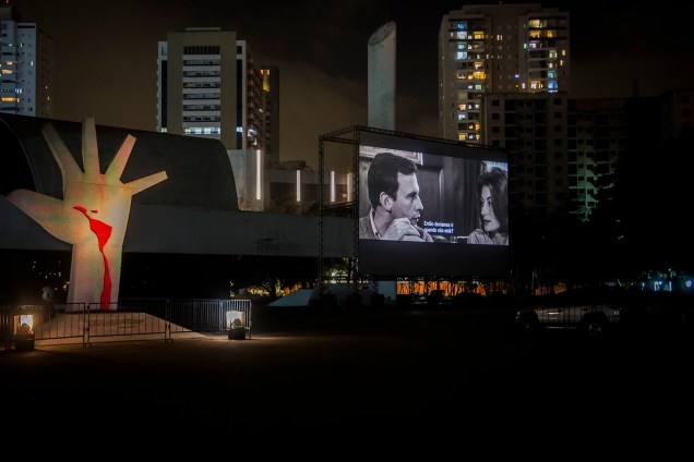 Sessão de cinema ao ar livre "Belas Artes Drive-in" realizada no Memorial da América Latina, em São Paulo