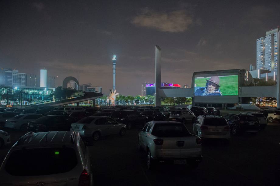 Sessão de cinema ao ar livre "Belas Artes Drive-in" realizada no Memorial da América Latina, em São Paulo Sessão de cinema ao ar livre "Belas Artes Drive-in" realizada no Memorial da América Latina, em São Paulo
