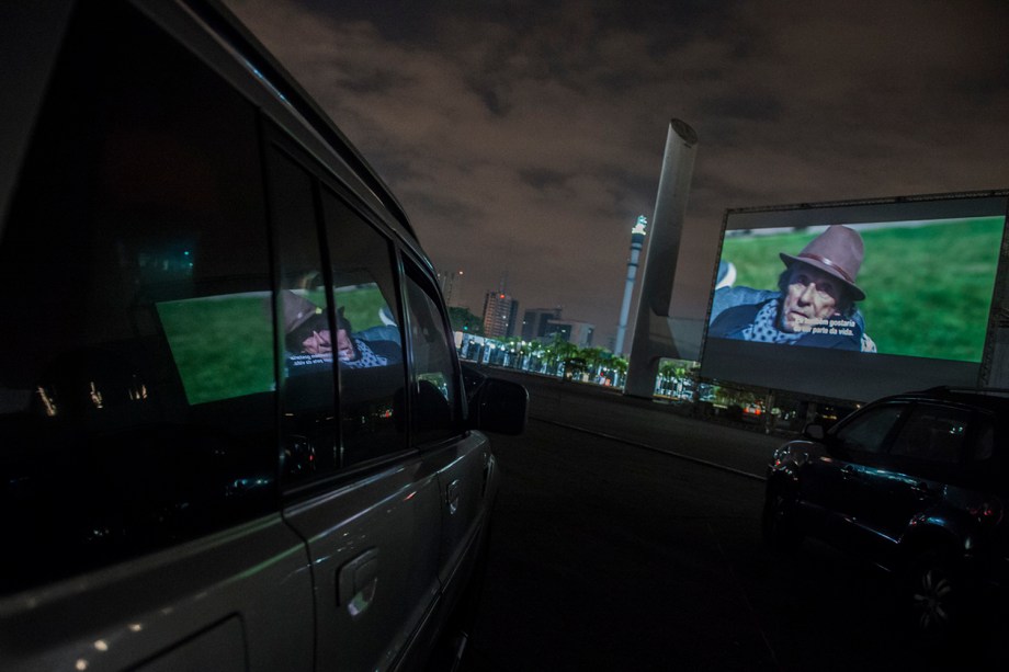 Sessão de cinema ao ar livre "Belas Artes Drive-in" realizada no Memorial da América Latina, em São Paulo