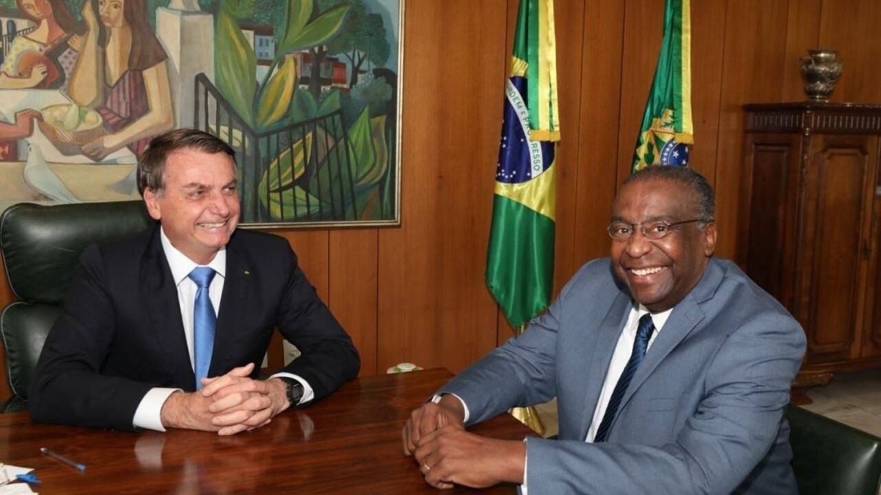 O presidente Jair Bolsonaro ao lado do novo ministro da Educação, Carlos Alberto Decotelli da Silva -