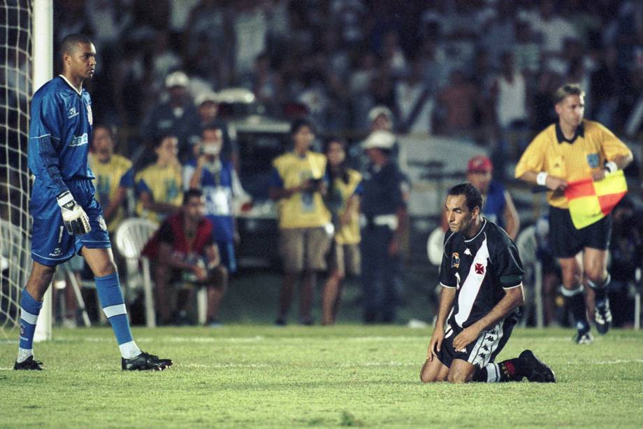 Dida, goleiro do Corinthians, e Edmundo, na finalissíma contra o Vasco, no Mundial de Clubes da Fifa, em 2000
