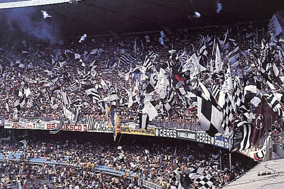 Gaviões da Fiel durante o jogo Corinthians X Fluminense, no famoso jogo da "Invasão Coritnhiana", em 1976