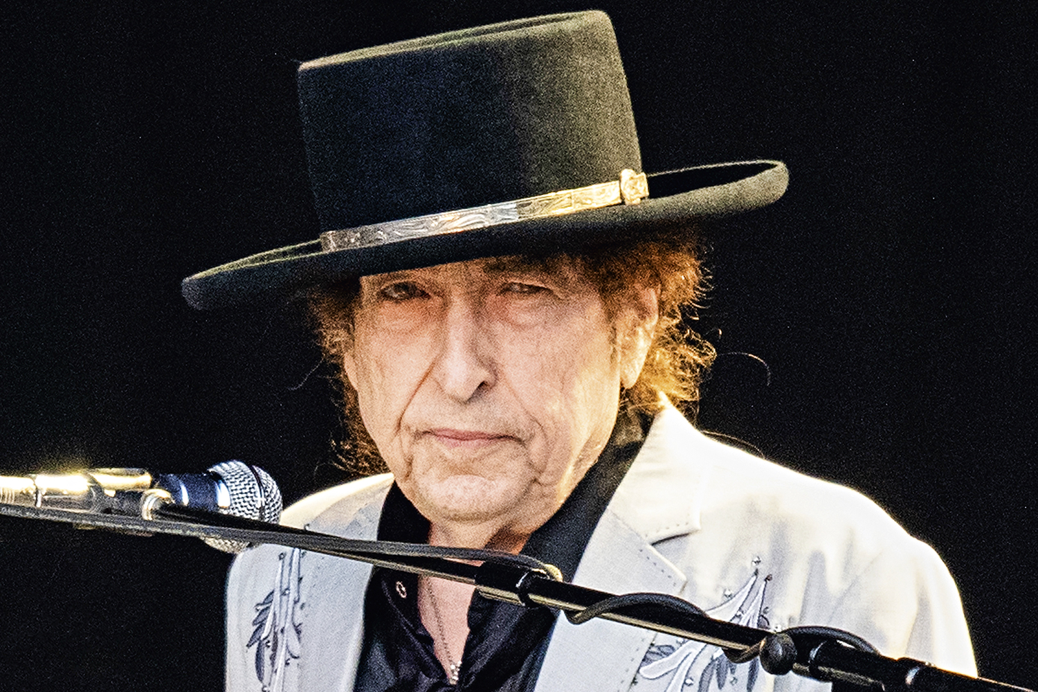 Aos 79, Bob Dylan fala da morte e mantém aura enigmática em novo disco