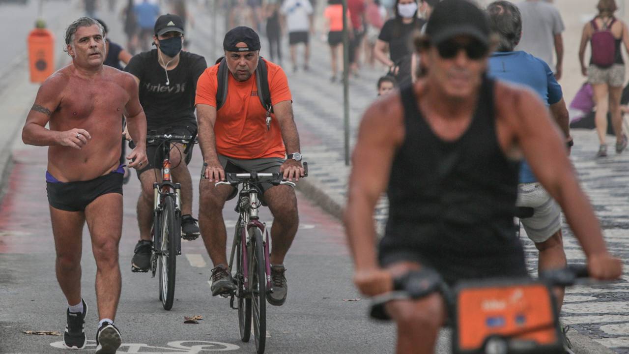 Pessoas sem máscaras praticam exercício físico na praia do Leblon, no Rio de Janeiro