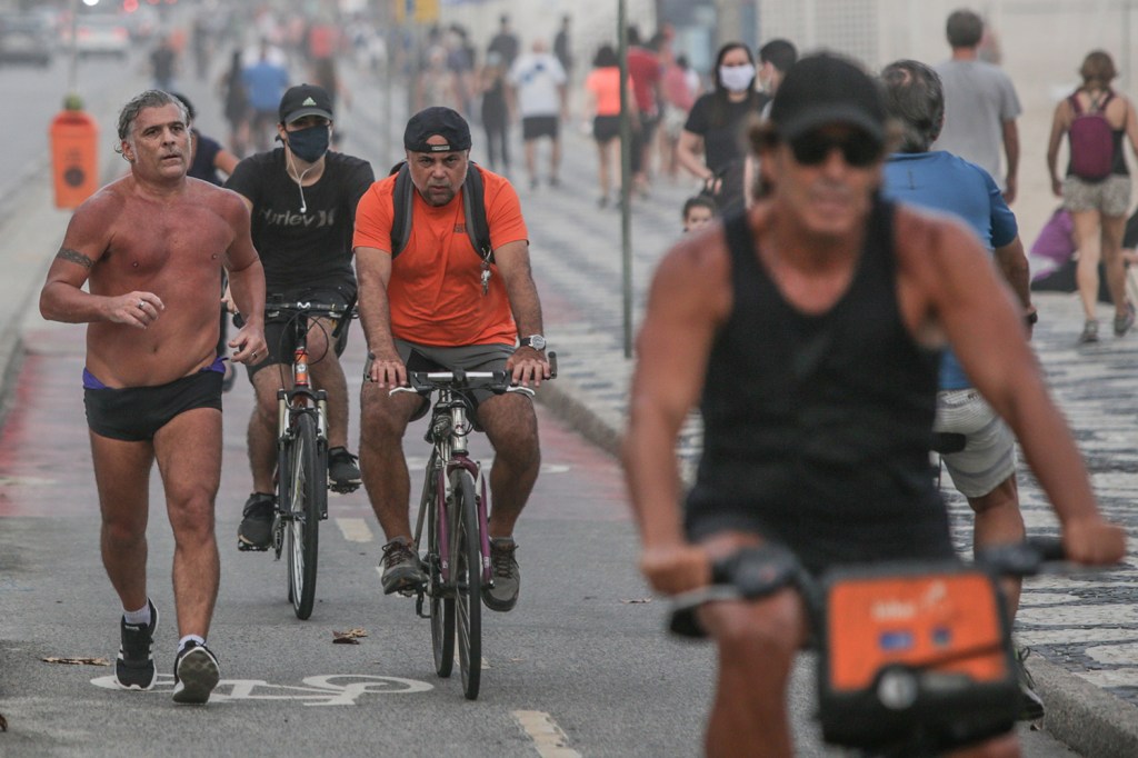 Pessoas sem máscaras praticam exercício físico na praia do Leblon, no Rio de Janeiro