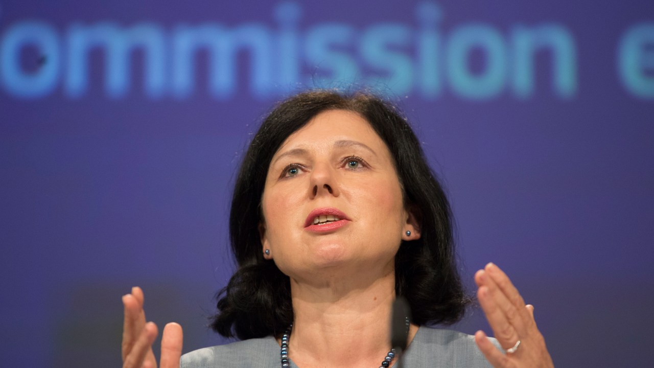 Vera Jourova, vice-presidente da Comisão Europeia, durante pronunciamento em Bruxelas