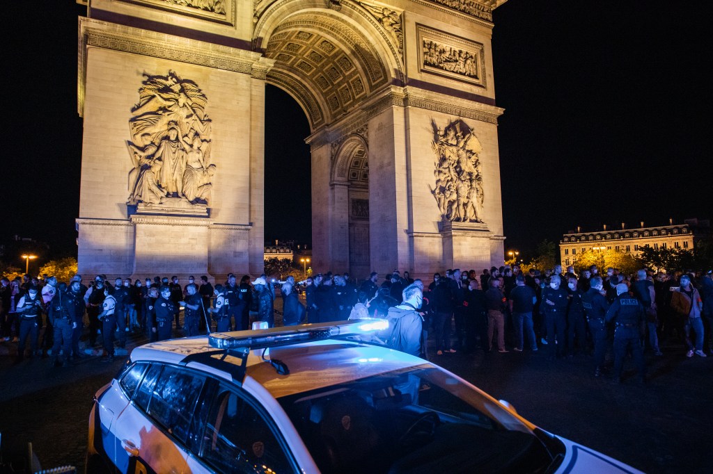 Policiais protestam em frente ao Arco do Triunfo, em Paris, em 13 de junho de 2020