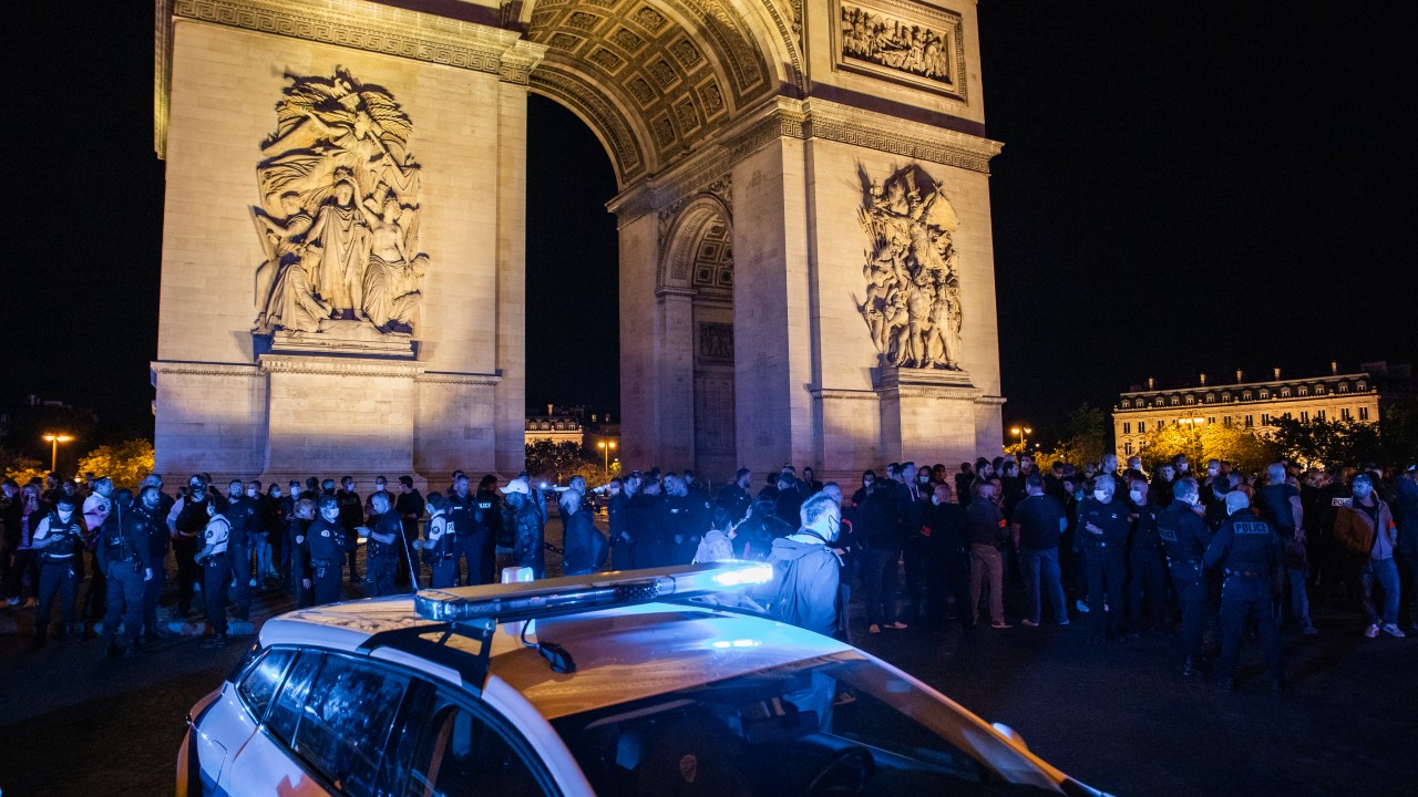 Policiais protestam em frente ao Arco do Triunfo, em Paris, em 13 de junho de 2020