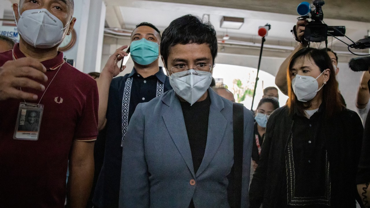 Maria Ressa deixa o tribunal em Manila após condenação