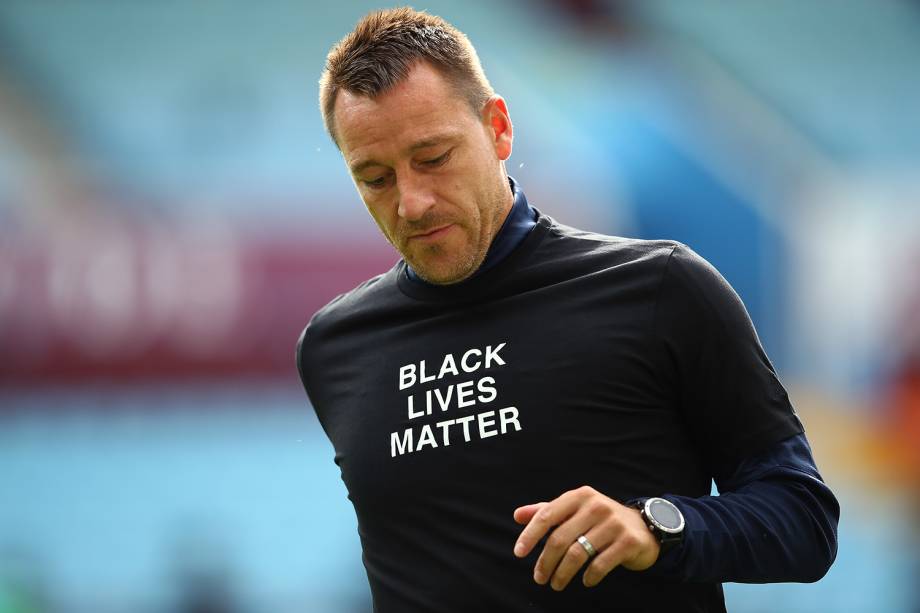 John Terry, assistente técnico da Aston Villa é visto vestindo uma camiseta para apoiar a campanha Black Lives Matter antes da partida, no Villa Park